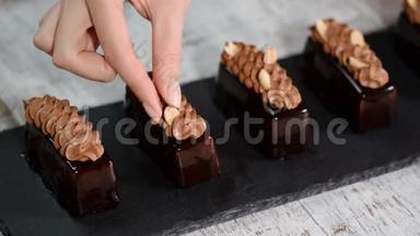 法式摩丝蛋糕，俯视图.. 木制背景上覆盖着巧克力釉的蛋糕。 有细腻风味的甜点。
